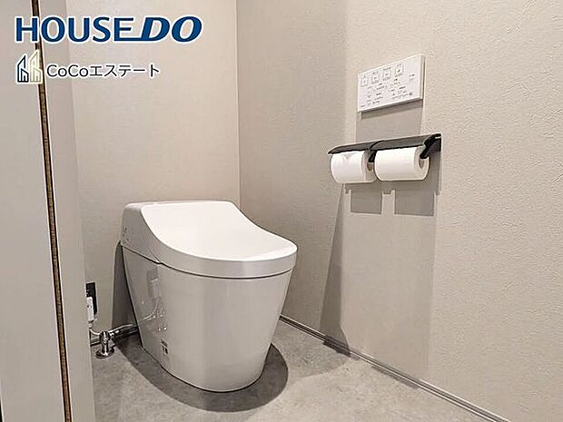 □■トイレ■□温水洗浄便座付きトイレ♪冬場や冷え込む時期にもお尻を温かく快適に保ちます。また、汚れにくく掃除しやすい設備です。
