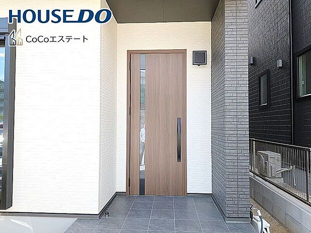 □■玄関■□雨除けに便利な屋根付き！