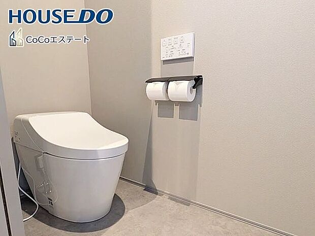 □■トイレ■□温水洗浄便座付きトイレ♪冬場や冷え込む時期にもお尻を温かく快適に保ちます。また、汚れにくく掃除しやすい設備です。