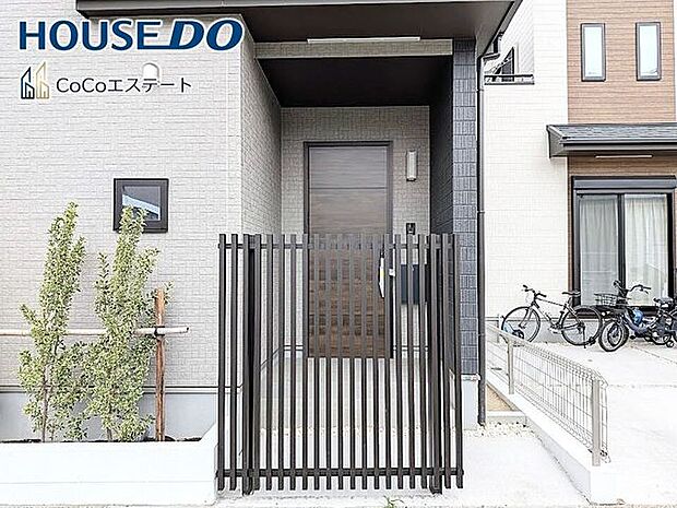 □■玄関■□雨除けに便利な屋根付き！