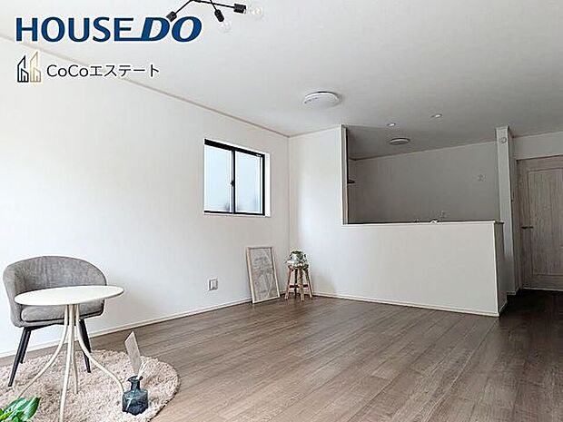 □■リビング■□大切な家族が集まるからこそLDKにはこだわりたいですね。窓が多い設計は様々な角度から光を取り込めるこだわりの間取りです。