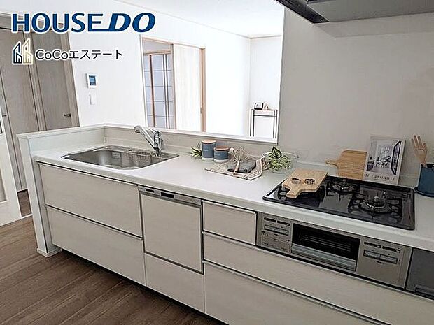 □■キッチン■□お料理をもっと効率的に♪浄水器付き蛇口、食洗器、グリル付き3口コンロと充実の設備が標準装備です。