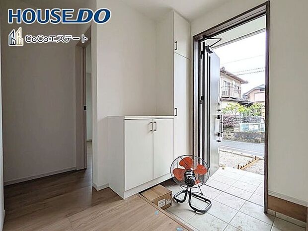 □■玄関■□いつでもスッキリとした玄関でお出迎え♪散らかりがちな玄関がスッキリ片付く収納力の高い玄関収納が備え付けられてます。