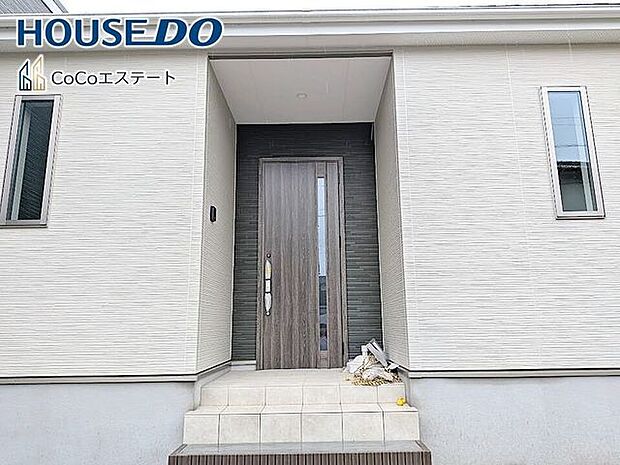 □■玄関■□雨除けに便利な屋根付き!