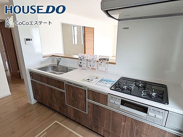 □■キッチン■□お料理をもっと効率的に♪浄水器付き蛇口、食洗器、グリル付き3口コンロと充実の設備が標準装備です。