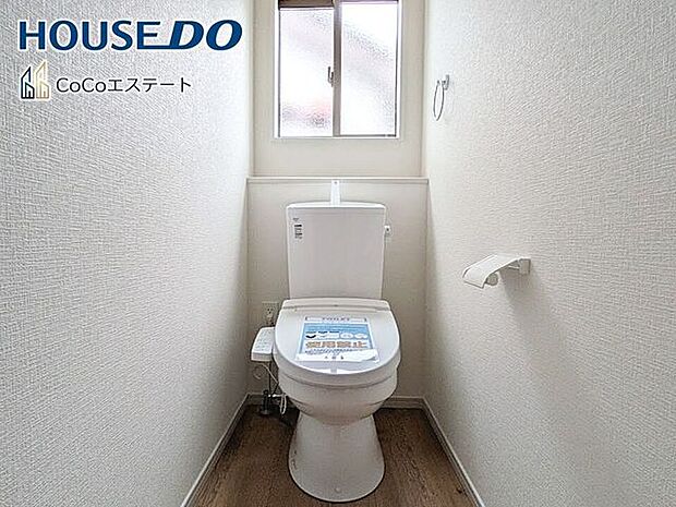 □■トイレ■□温水洗浄便座付きトイレ♪冬場や冷え込む時期にもお尻を温かく快適に保ちます。また、汚れにくく掃除しやすい設備です。