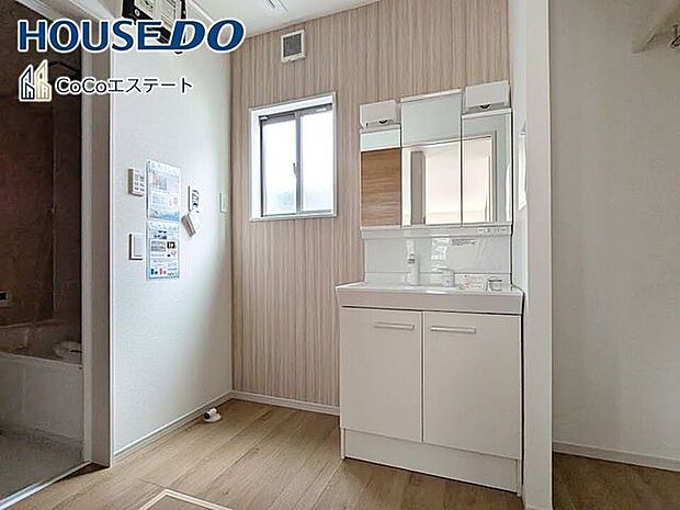□■洗面台・洗面室■□ゆとりの洗面スペース♪広々とした洗面スペースで朝の身支度も快適に。三面鏡でヘアセットやメイクもストレスなくこなせますね。