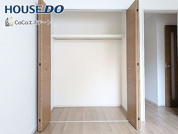 □■収納■□5.2帖の洋室のクローゼットです♪各部屋にクローゼット完備。ゆとりの収納で、お部屋がスッキリ片付きます。