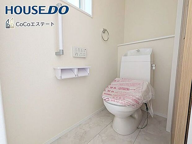 □■トイレ■□温水洗浄便座付きトイレ♪冬場や冷え込む時期にもお尻を温かく快適に保ちます。また、汚れにくく掃除しやすい設備です。