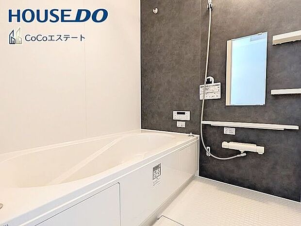 □■ユニットバス■□足を伸ばして寛げる浴槽♪浴槽にゆとりがあり、ゆったりと入浴できます。洗い場も広いので、お子様と一緒に快適に入浴できますね。
