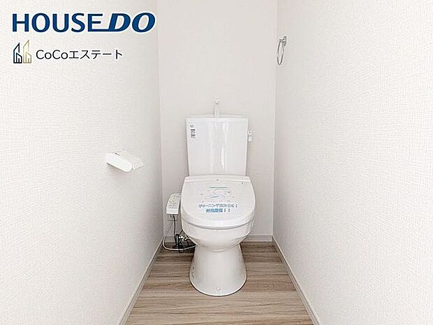 □■トイレ■□温水洗浄便座付きトイレ♪冬場や冷え込む時期にもお尻を温かく快適に保ちます。また、汚れにくく掃除しやすい設備です。