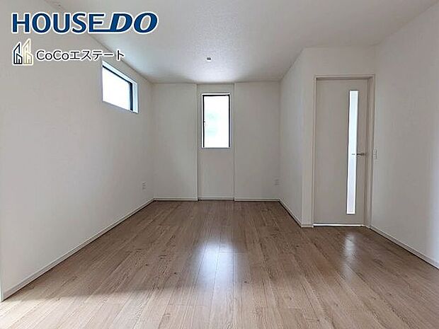 □■リビング■□大切な家族が集まるからこそLDKにはこだわりたいですね。窓が多い設計は様々な角度から光を取り込めるこだわりの間取りです。