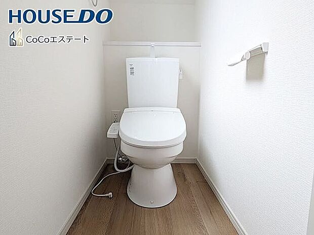 □■トイレ■□温水洗浄便座付きトイレ♪冬場や冷え込む時期にもお尻を温かく快適に保ちます。また、汚れにくく掃除しやすい設備です。