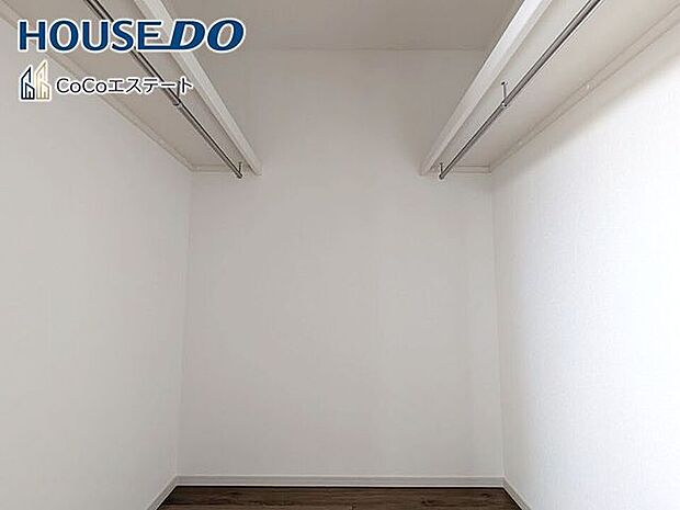 □■収納■□6帖の洋室のウォークインクローゼットです♪普段使いのお洋服や小物はもちろん、シーズンオフのものまでしっかり収納できる頼もしいスペースです。