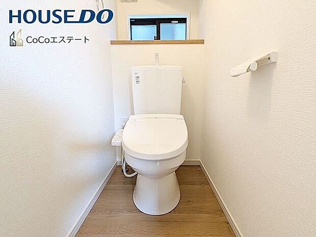 □■トイレ■□温水洗浄便座付きトイレ♪冬場や冷え込む時期にもお尻を温かく快適に保ちます。また、汚れにくく掃除しやすい設備です。