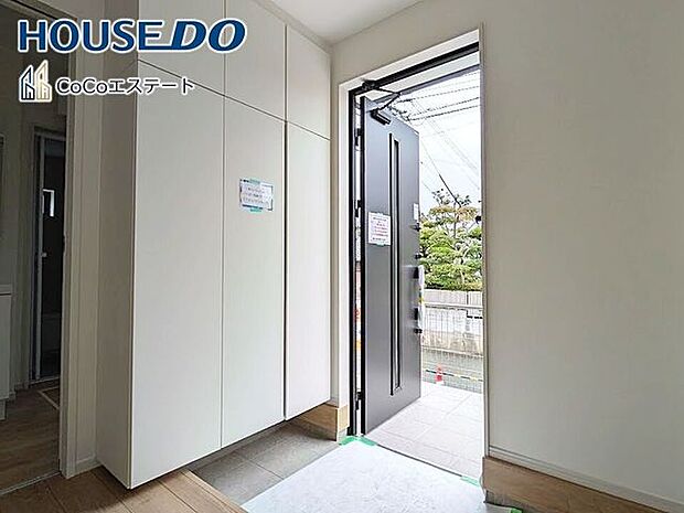 □■玄関■□いつでもスッキリとした玄関でお出迎え♪散らかりがちな玄関がスッキリ片付く収納力の高い玄関収納が備え付けられてます。