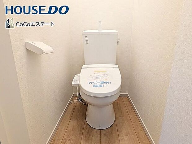 □■トイレ■□温水洗浄便座付きトイレ♪冬場や冷え込む時期にもお尻を温かく快適に保ちます。また、汚れにくく掃除しやすい設備です。