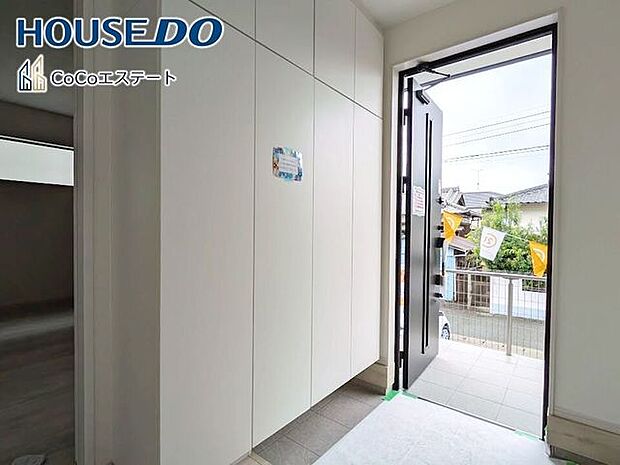 □■玄関■□いつでもスッキリとした玄関でお出迎え♪散らかりがちな玄関がスッキリ片付く収納力の高い玄関収納が備え付けられてます。