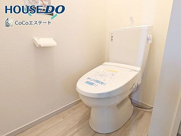 □■トイレ■□温水洗浄便座付きトイレ♪冬場や冷え込む時期にもお尻を温かく快適に保ちます。また、汚れにくく掃除しやすい設備です。