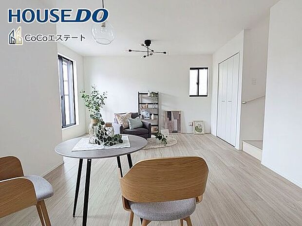 □■リビング■□※家具・小物・CG等はイメージです。大切な家族が集まるからこそLDKにはこだわりたいですね。窓が多い設計は様々な角度から光を取り込めるこだわりの間取りです。