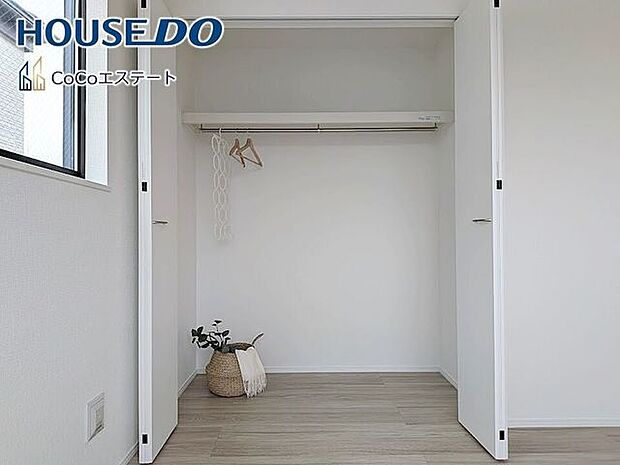 □■収納■□7.5帖の洋室のクローゼットです♪各部屋にクローゼット完備♪ゆとりの収納で、お部屋がスッキリ片付きます。