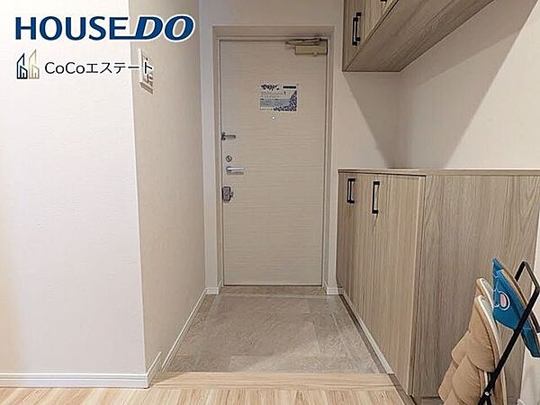 □■玄関■□いつでもスッキリとした玄関でお出迎え♪散らかりがちな玄関がスッキリ片付く収納力の高い玄関収納が備え付けられてます。