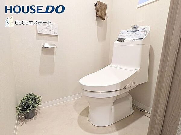 □■トイレ■□温水洗浄便座付きトイレ♪冬場や冷え込む時期にもお尻を温かく快適に保ちます。また、汚れにくく掃除しやすい設備です。