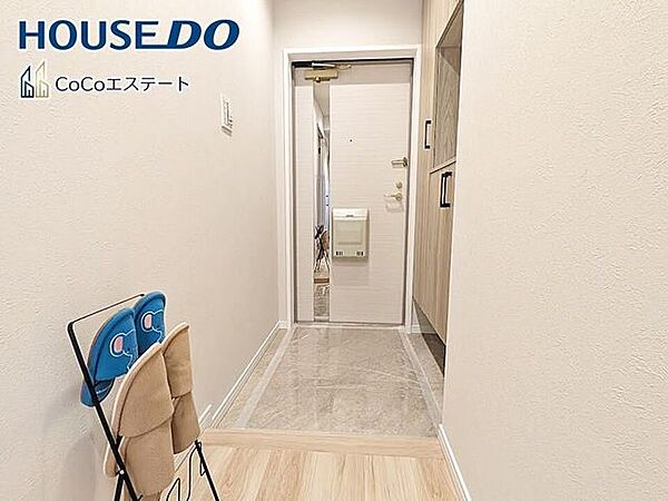 □■玄関■□いつでもスッキリとした玄関でお出迎え♪散らかりがちな玄関がスッキリ片付く収納力の高い玄関収納が備え付けられてます。