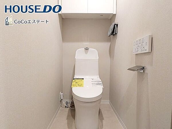 □■トイレ■□温水洗浄便座付きトイレ♪冬場や冷え込む時期にもお尻を温かく快適に保ちます。また、汚れにくく掃除しやすい設備です。