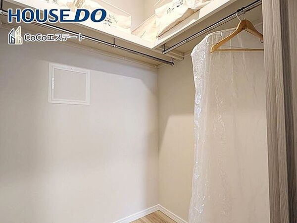 □■収納■□ウォークインクローゼット♪普段使いのお洋服や小物はもちろん、シーズンオフのものまでしっかり収納できる頼もしいスペースです。