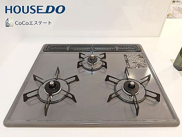 □■三口コンロ■□同時にお料理が可能♪煮物と炒め物と汁物と一度に作れます。手際のよいママ確定ですね。
