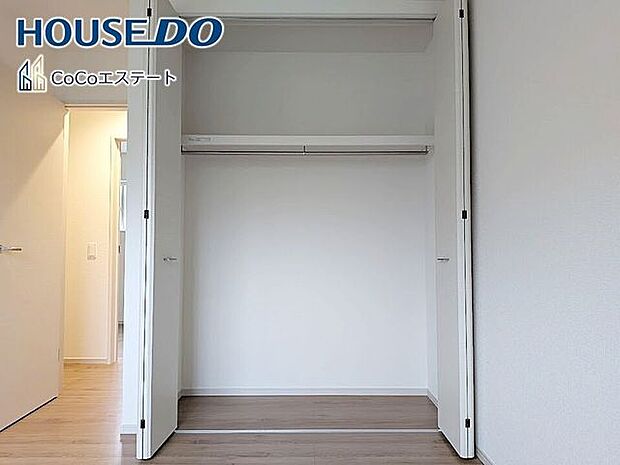 □■収納■□5.2帖の洋室のクローゼット♪各部屋にクローゼット完備。ゆとりの収納で、お部屋がスッキリ片付きます。