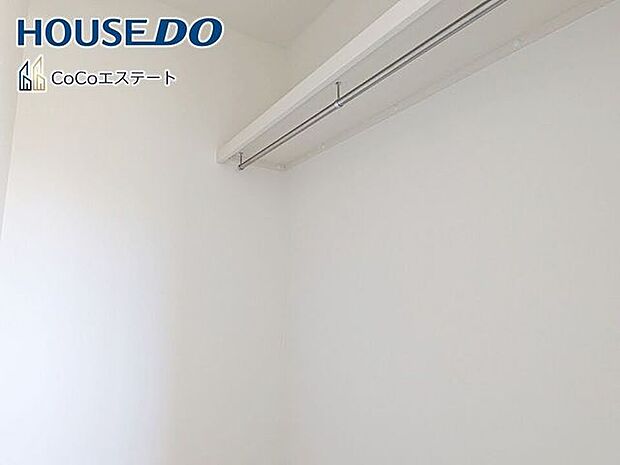 □■収納■□ウォークインクローゼット♪普段使いのお洋服や小物はもちろん、シーズンオフのものまでしっかり収納できる頼もしいスペースです。