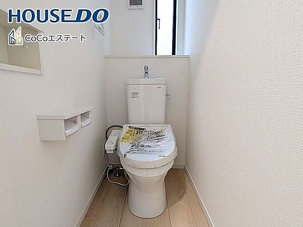 □■トイレ■□温水洗浄便座付きトイレ♪冬場や冷え込む時期にもお尻を温かく快適に保ちます。また、汚れにくく掃除しやすい設備です。