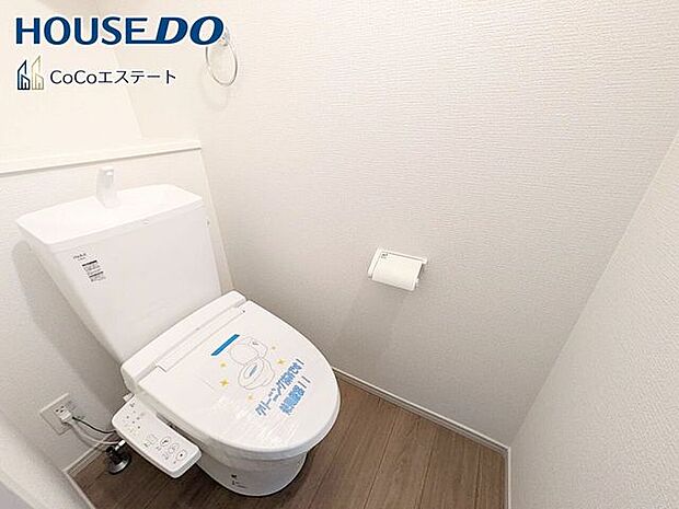 □■トイレ■□温水洗浄便座付きトイレ♪冬場や冷え込む時期にもお尻を温かく快適に保ちます。また、汚れにくく掃除しやすい設備です。