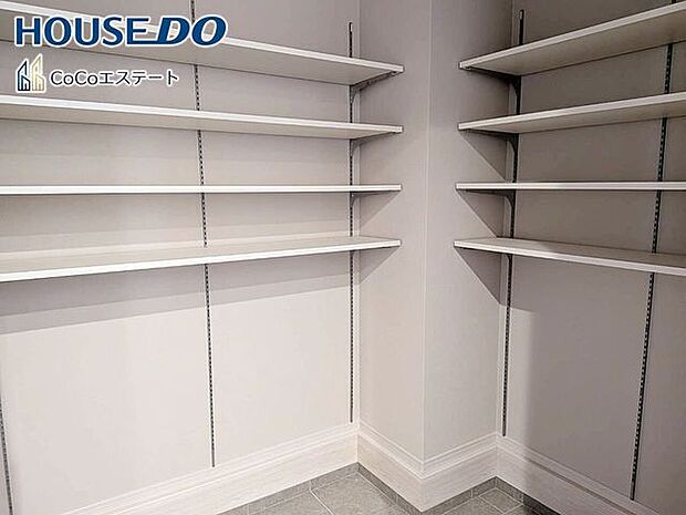 □■収納■□シューズインクロークです♪可動棚付きで、収納力も◎