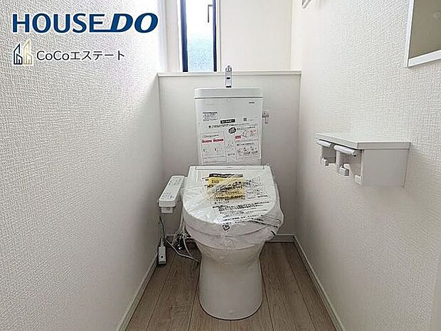 □■トイレ■□温水洗浄便座付きトイレ♪冬場や冷え込む時期にもお尻を温かく快適に保ちます。また、汚れにくく掃除しやすい設備です。
