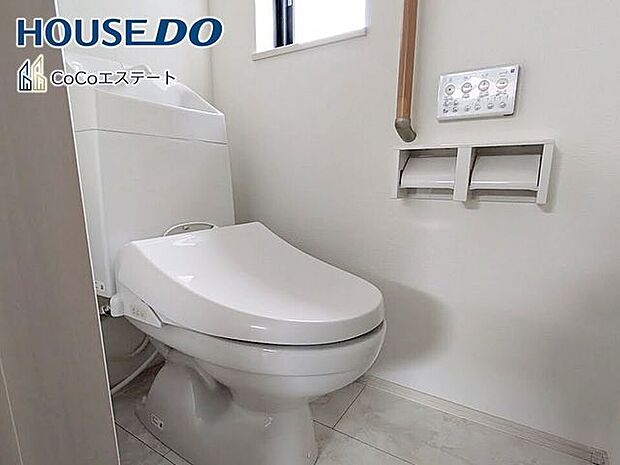 □■トイレ■□温水洗浄便座付きトイレ♪冬場や冷え込む時期にもお尻を温かく快適に保ちます。また、汚れにくく掃除しやすい設備です。