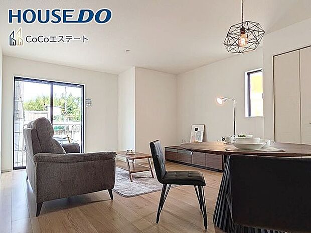 □■リビング■□※家具・小物・CG等はイメージです。大切な家族が集まるからこそLDKにはこだわりたいですね。窓が多い設計は様々な角度から光を取り込めるこだわりの間取りです。