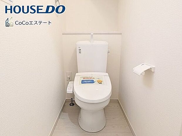 □■トイレ■□温水洗浄便座付きトイレ♪冬場や冷え込む時期にもお尻を温かく快適に保ちます。また、汚れにくく掃除しやすい設備です。