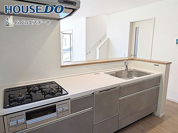 □■キッチン■□お料理をもっと効率的に♪浄水器付き蛇口、食洗器、グリル付き3口コンロと充実の設備が標準装備です。