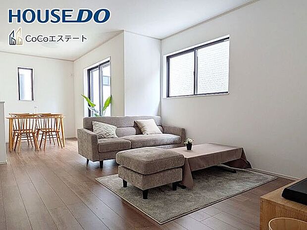 □■リビング■□大切な家族が集まるからこそLDKにはこだわりたいですね。窓が多い設計は様々な角度から光を取り込めるこだわりの間取りです。
