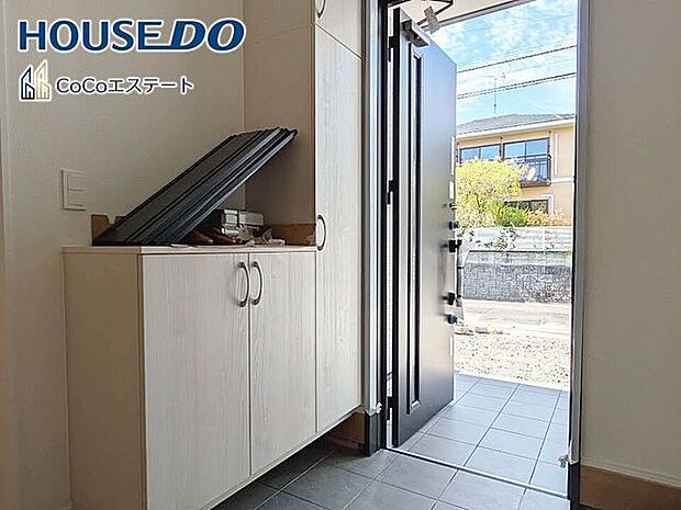 □■玄関■□いつでもスッキリとした玄関でお出迎え♪散らかりがちな玄関がスッキリ片付く収納力の高い玄関収納が備え付けられてます。