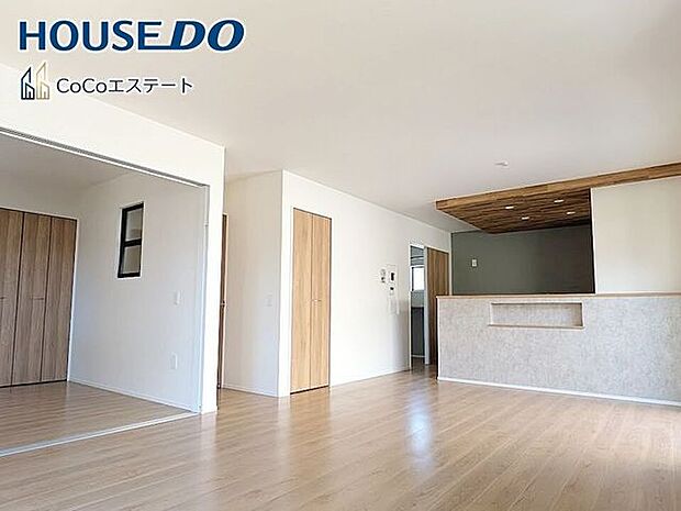 □■リビング■□大切な家族が集まるからこそLDKにはこだわりたいですね。窓が多い設計は様々な角度から光を取り込めるこだわりの間取りです。