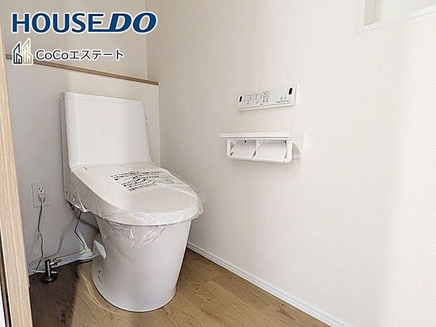 □■トイレ■□温水洗浄便座付きトイレ♪冬場や冷え込む時期にもお尻を温かく快適に保ちます。また、汚れにくく掃除しやすい設備です。