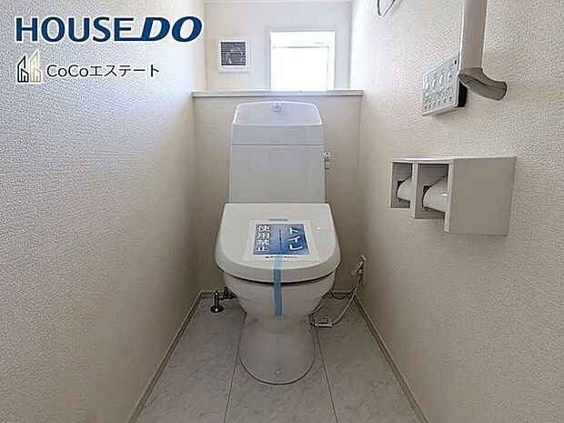 □■トイレ■□温水洗浄便座付きトイレ♪冬場や冷え込む時期にもお尻を温かく快適に保ちます。また、汚れにくく掃除しやすい設備です。