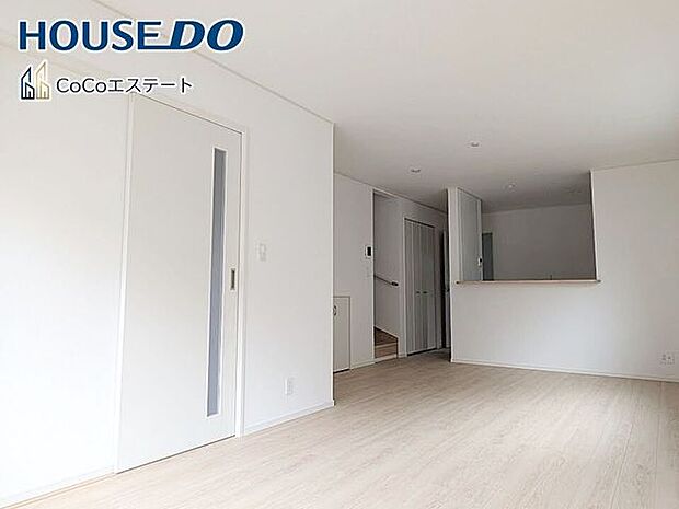 □■リビング■□大切な家族が集まるからこそLDKにはこだわりたいですね。窓が多い設計は様々な角度から光を取り込めるこだわりの間取りです。