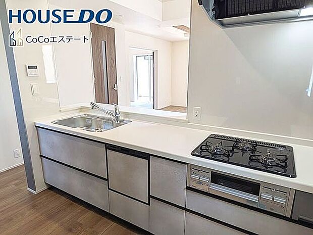 □■キッチン■□お料理をもっと効率的に♪浄水器付き蛇口、食洗器、グリル付き3口コンロと充実の設備が標準装備です。
