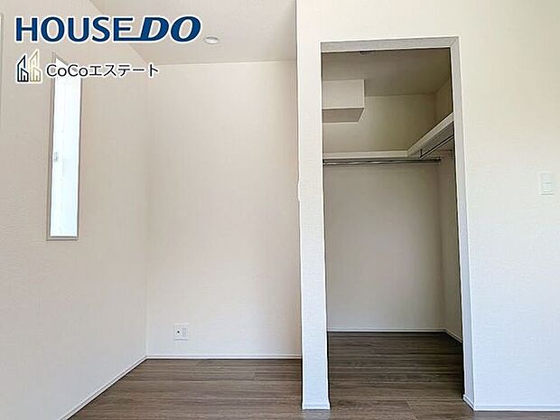 □■収納■□ウォークインクローゼット♪普段使いのお洋服や小物はもちろん、シーズンオフのものまでしっかり収納できる頼もしいスペースです。