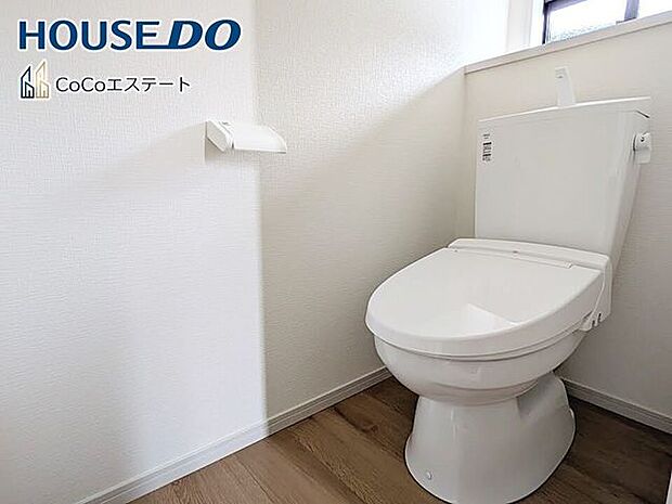 □■トイレ■□温水洗浄便座付きトイレ♪冬場や冷え込む時期にもお尻を温かく快適に保ちます。また、汚れにくく掃除しやすい設備です。